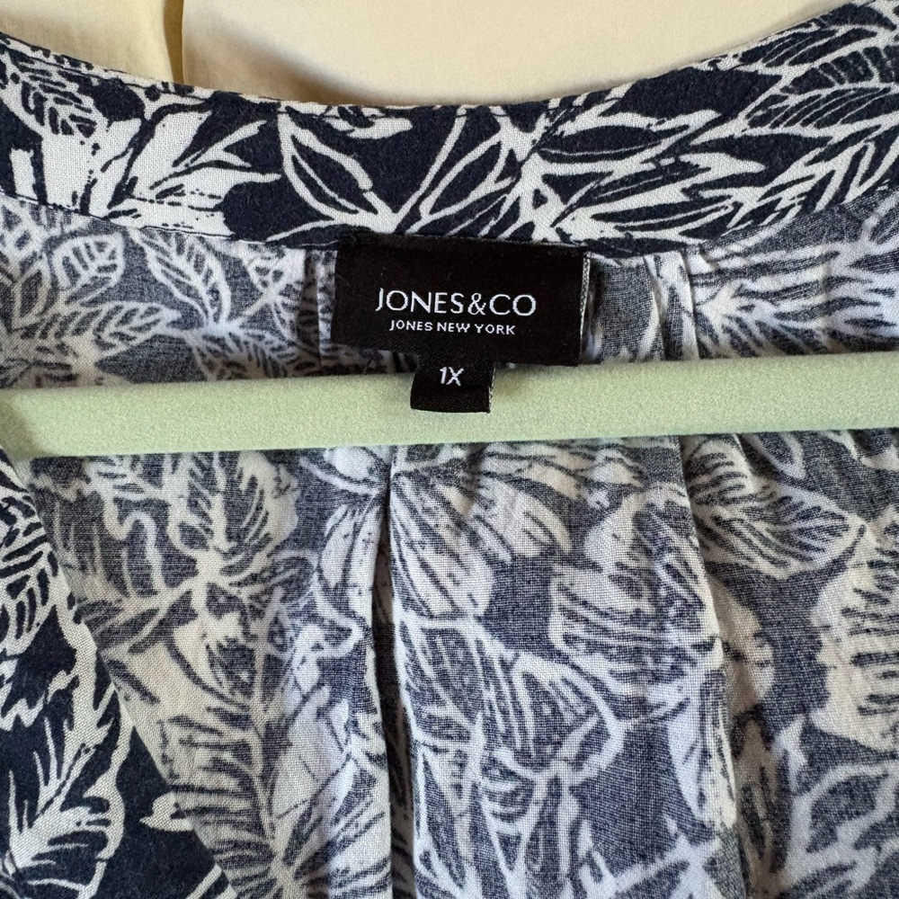 Jones New York Blue and White Floral Print Tunic Top - Picture 2 of 4